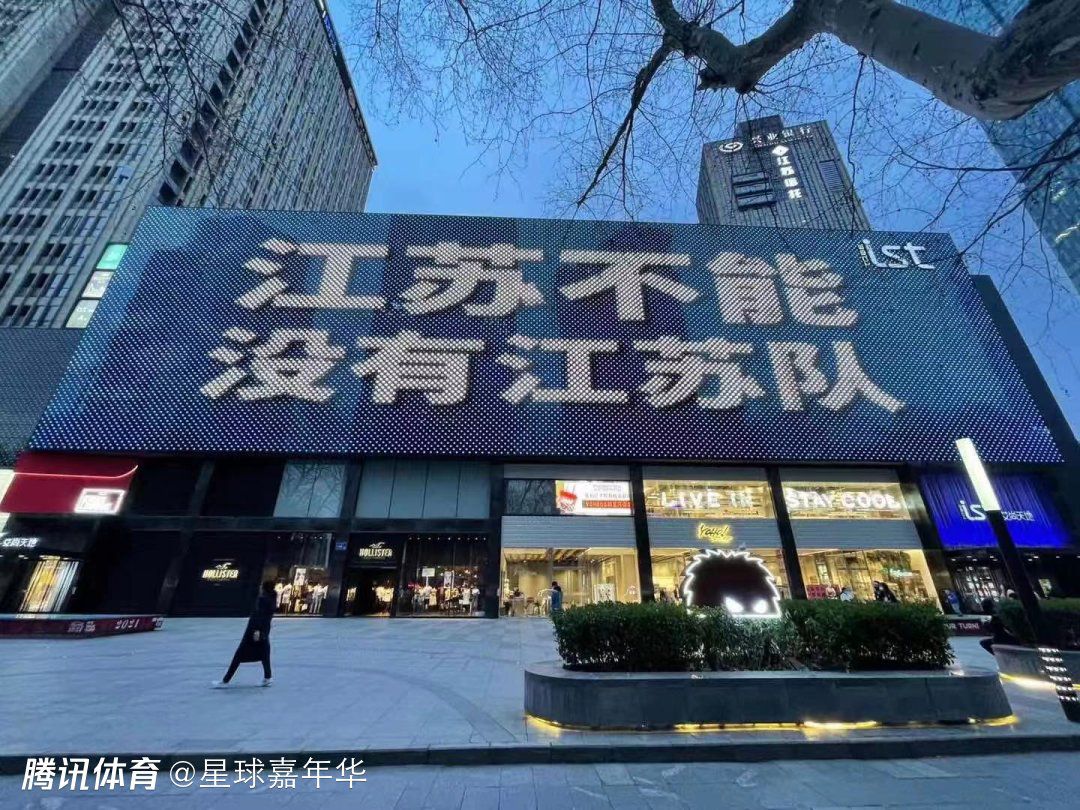 比赛开始，王哲林内线接连取分帮助球队迅速建立主动权，周琦内线也能给出回应，培根状态不错里突外投连续取分帮助上海首节建立12分领先，次节上海上来就是一波9-3拉开近20分领先，威姆斯和徐杰联手助球队止血，随后徐杰爆发又接连外线发炮帮助广东直接咬住比分，半场广东只落后3分。